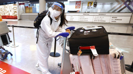 탁구 신유빈, 방역복 입고 일본 도착…더워도 안전 우선