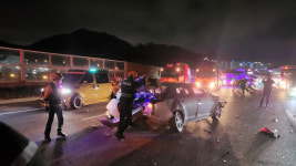 경남 남해고속도로서 승용차-SUV 2차 사고…3명 부상
