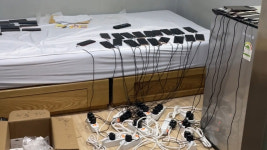모텔 안에 휴대전화 48대…보이스피싱 일당 검거