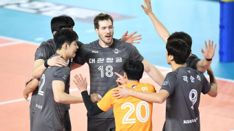 '링컨 32점' 대한항공, 삼성화재 꺾고 1위 도약…러셀 범실 17개