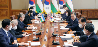 문 대통령, 미르지요예프 우즈베크 대통령과 정상회담…