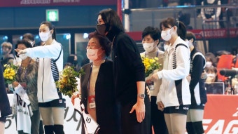 김연경, V리그 올스타전 깜짝 방문…대선배들에 꽃다발 전달