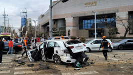 고속으로 포항 교통섬 돌진…신호등 · 차량 들이받아