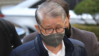 '횡령 · 배임' 최신원, 1심 징역 2년 6개월…조대식 무죄