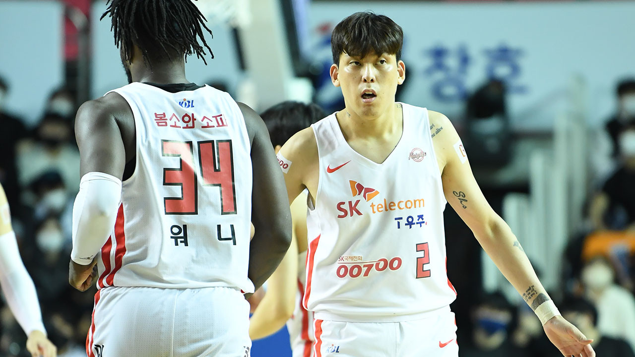 프로농구 선두 SK, 안양 정관장에 연장 접전 끝 5연승 완승