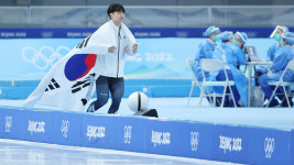'빙속 괴물' 김민석, 동메달 따고 눈시울 