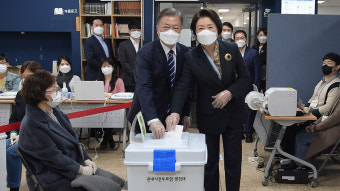 문 대통령, 김정숙 여사와 청와대 인근서 사전투표