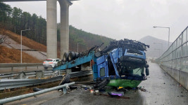 부산서 4.5t 화물차 빗길 미끄러져 전복…운전자 부상