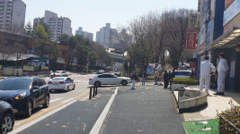 아파트 앞 횡단보도 건너던 보행자, 후진하는 차량에 치여 숨져