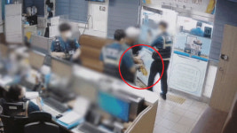[Pick] 범칙금 처분에 앙심…휘발유 들고 파출소 찾아가 문 잠갔다