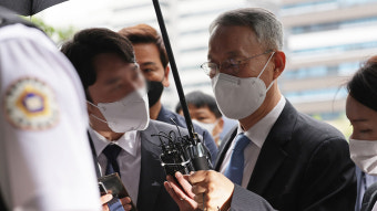 '산업부 블랙리스트' 백운규 전 장관 영장심사 3시간 만에 종료
