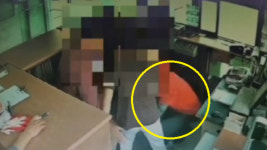 [영상] 무릎 꿇어 늦게 왔다고 70대 주유소 직원 뺨 때린 손님