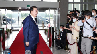 윤 대통령, 출근길 질의응답 잠정 중단…