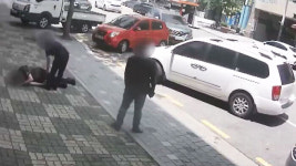 차 빼달라고 했더니…인도로 돌진해 직원 들이받은 차주