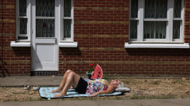 서늘한 영국도 40도 넘어…역사상 최고 기온 경신