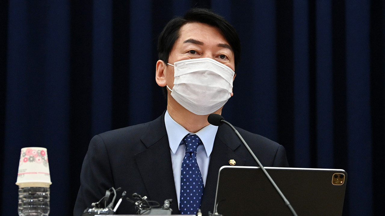 안철수, 이대통령에게 조국·윤미향 사면 반대 플래카드 항의화!