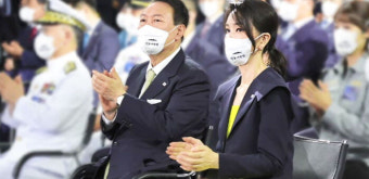 '금도끼' 든 김건희 여사…한 달 만의 공개행보에 우려도