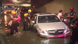 폭포수처럼 쏟아져 내린 물…사막의 카지노 물바다 난리