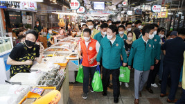 윤 대통령, 암사시장서 민생회의 소상공인에 긴급대응 플랜