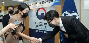 야당 의원 쫓아가 악수 연출?…한동훈 