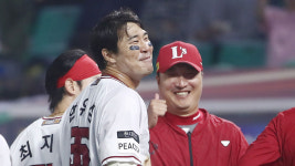 '한유섬 끝내기 만루포' SSG, 키움에 연장 11회 역전승