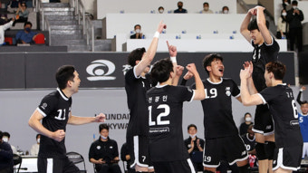 남자 배구 현대캐피탈, 우리카드에 역전승…2위 도약