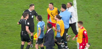'조별리그 탈락 분노'…우루과이 대표팀, 심판에게 욕하고 모니터 밀어버렸다 [월드컵Pick]