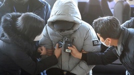비밀번호 알아내려 택배기사로 위장해 몰래카메라 설치