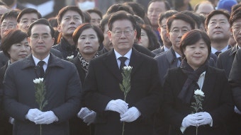 이재명, 노무현 전 대통령 묘역 참배…김경수와도 조우