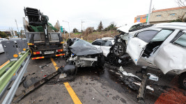 제주 평화로 9중 연쇄충돌…내리막 화물차 브레이크 미작동