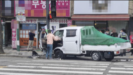 인천 주안동 사거리서 트럭-승용차 충돌…행인 2명 부상