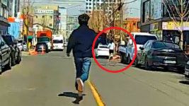 [Pick] 남의 카드 쓰고 달아나던 10대, 지나가던 해경이 잡았다