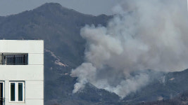 전북 완주서 산불…헬기 8대 투입 진화 중