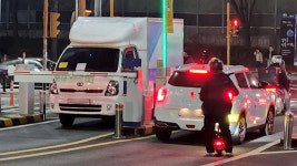 아파트 입구에 탑차가 덩그러니…주민 간 주차 갈등