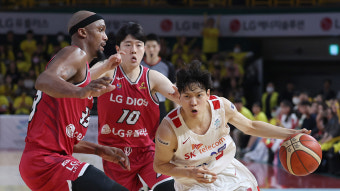 프로농구 SK, 4강 PO 1차전서 LG에 역전승