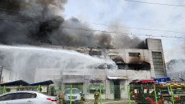 경기 화성 플라스틱 공장 화재 큰 불길 잡혀…인명피해 없어