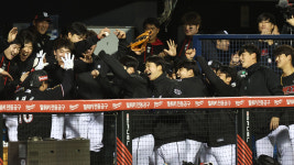 연장 12회 이상호의 스퀴즈…kt, 롯데 꺾고 5연승 신바람