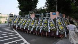 교사 목숨 끊은 서초구 초등학교 앞 300여 개 근조화환