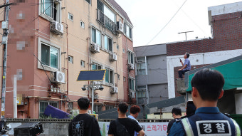 인천 빌라서 흉기로 지인 찌른 50대…경찰 대치 5시간 만에 검거
