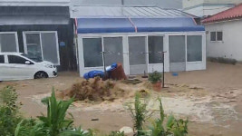 [태풍 카눈] 카눈 덮친 고성, 시간당 80mm 폭우…주민 대피령