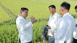 김정은, 태풍 피해현장 다시 찾아…농약살포에 헬기 · 경비행기 동원