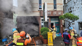부산 폐목욕탕 화재 뒤 폭발…소방관 · 공무원 등 10여 명 부상