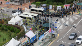 [속보] 국회의사당역 1·6번 출구 폐쇄…시위대 국회 진입 시도