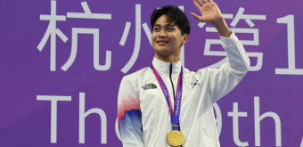 백인철, AG 남자 접영 50m 금메달…한국·대회신기록