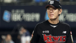 KT 이강철 감독, 최고 대우 재계약…계약기간 3년 24억 원