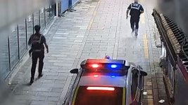 [영상] 보행자 전용도로에 수상한 차…경찰 피해 처음 본 사람 붙잡고 도망
