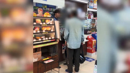 화장실 못쓴다고?…편의점 주저앉아 방뇨 테러