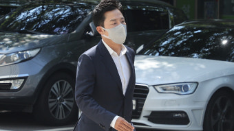 '코인 상장 뒷돈' 빗썸 이상준 · 골퍼 안성현 첫 재판서 