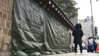 [속보] 경복궁 담벼락 낙서 남성 용의자 검거