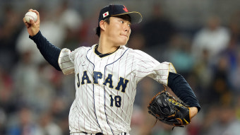 MLB 양키스 끝없는 구애…야마모토에 등번호 18번 유니폼 전달